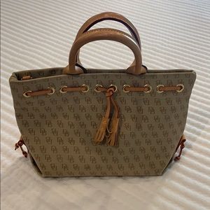 Dooney & Bourke Handbag (Excellent Condition)